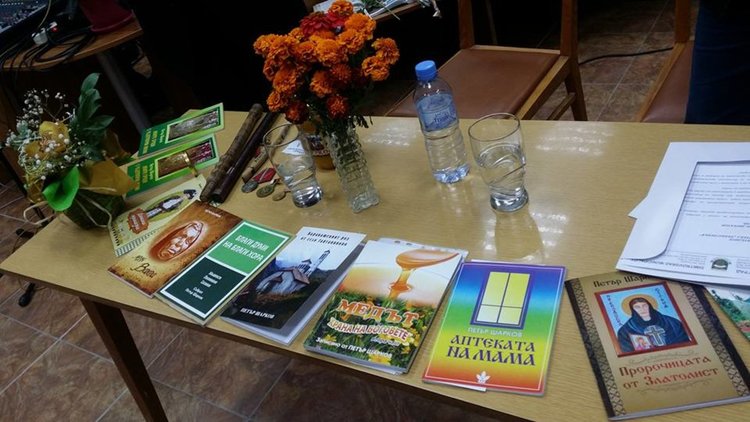  По време на творческата вечер бяха изложени и книгите на Шарков