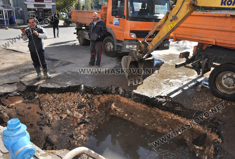 Част от центъра без вода заради авария до общината