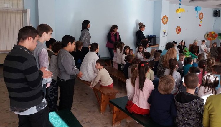 Дневният център за деца с увреждания гостува в градина "Роза"