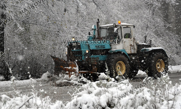 3 тежки машини, моторна шейна и техника с термовизия ще помагат в преспите