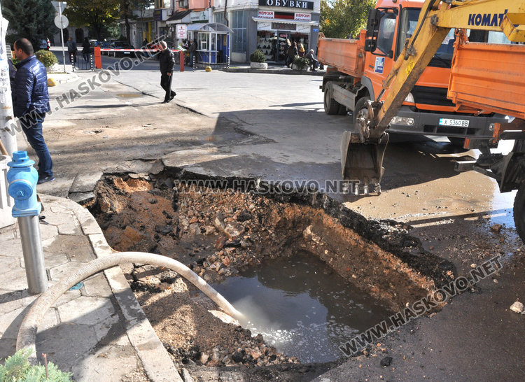 Част от центъра без вода заради авария до общината