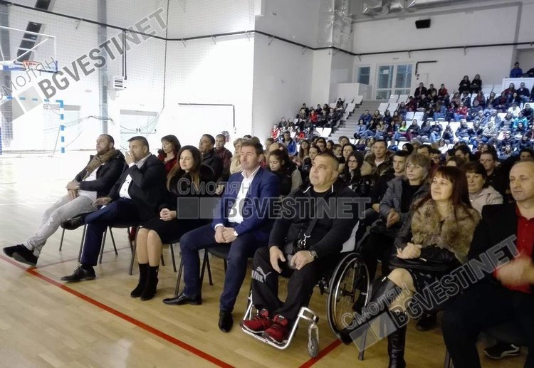 Параолимпиецът Мустафа Юсеинов вдигна на крака Мадан, благотворителен концерт събира средства за операцията му