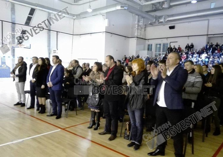 Параолимпиецът Мустафа Юсеинов вдигна на крака Мадан, благотворителен концерт събира средства за операцията му