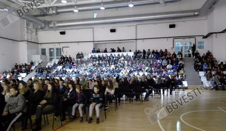 Параолимпиецът Мустафа Юсеинов вдигна на крака Мадан, благотворителен концерт събира средства за операцията му