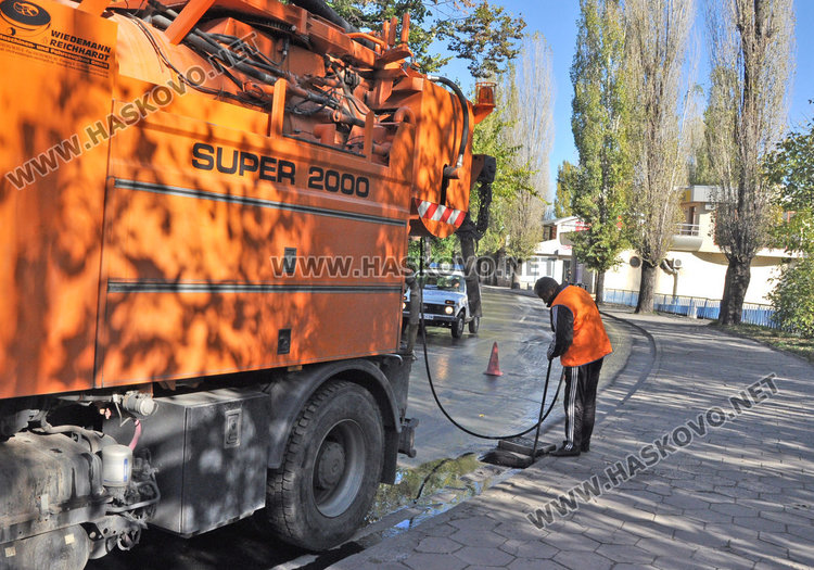 ВиК чисти уличните шахти хоризонтално, а „Екопрогрес“ - вертикално