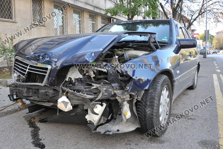 Мерцедес се разби в Опел на „Лебеда“