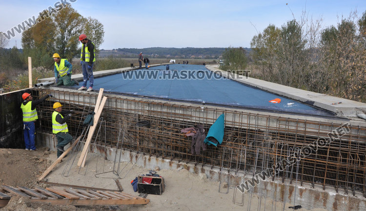 След десетилетия чакане довършват моста за Любеново, баби си бранят стария