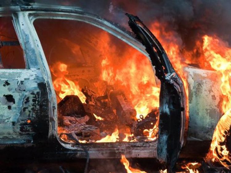 Горящо Рено прехвърли искри върху съседна кола