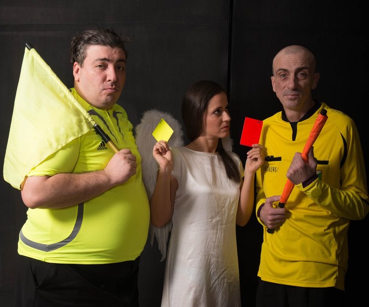 Билетите за гостуващата на 5 ноември от 20:00 часа постановка "Свалячи" са изчерпани, информират от театъра