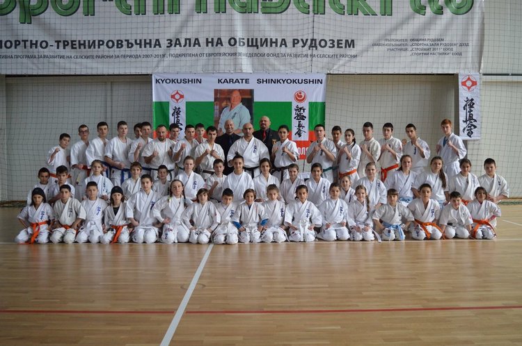 Деца медалисти имат нужда от помощ, за да спортуват карате безопасно