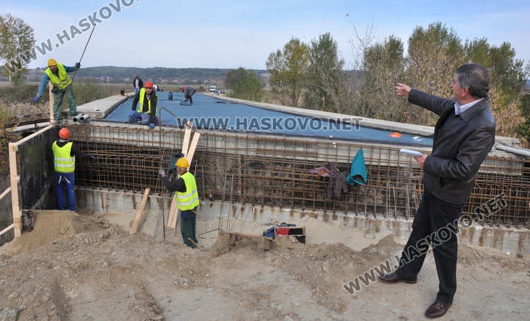 След десетилетия чакане довършват моста за Любеново, баби си бранят стария
