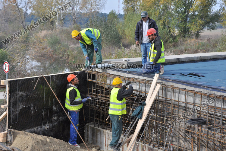 След десетилетия чакане довършват моста за Любеново, баби си бранят стария