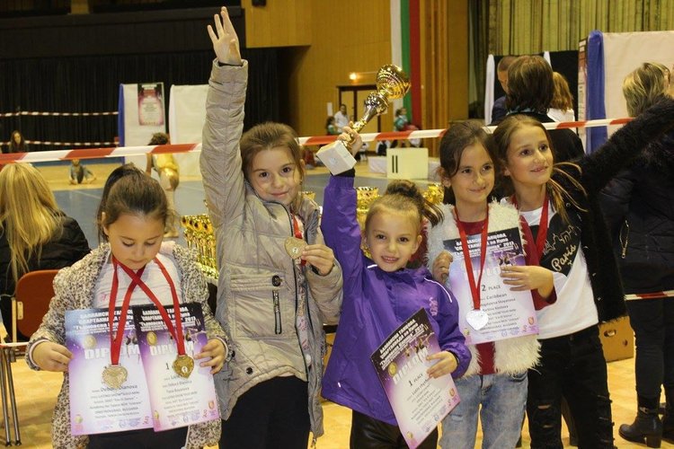 Участниците от Академията за таланти се върнаха с награди