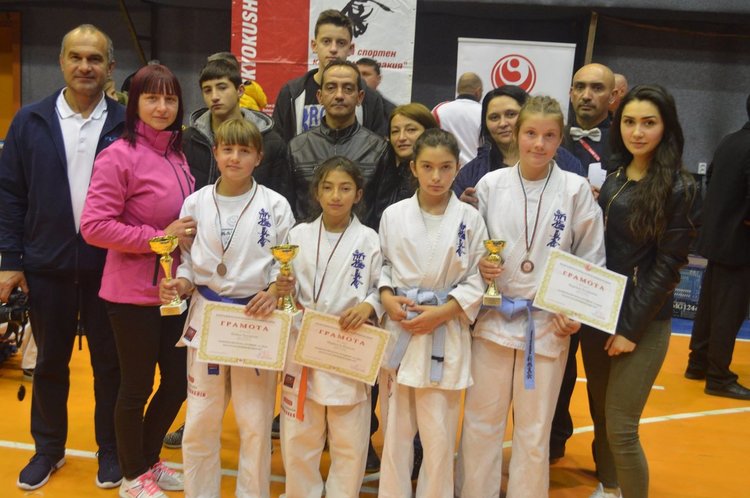 Младите каратистки от Рудозем обраха медалите на турнир в Пловдив