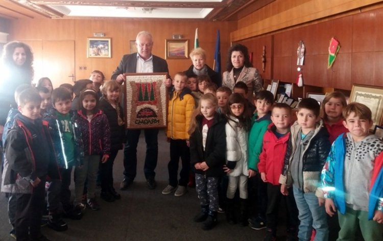 Пано от смилянски фасул с герба на Смолян ще краси кметския кабинет