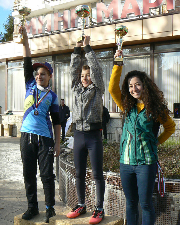 8 медала и купа за трето място за ориентировачите на „Компас 1994”