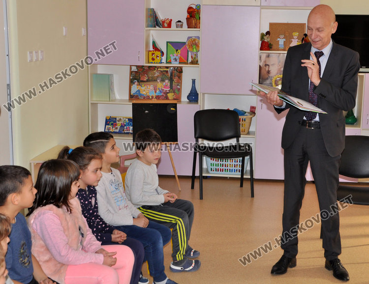Кметът чете приказка на децата в забавачка 