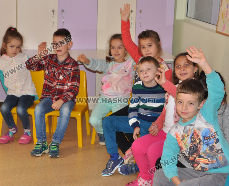 Кметът чете приказка на децата в забавачка 