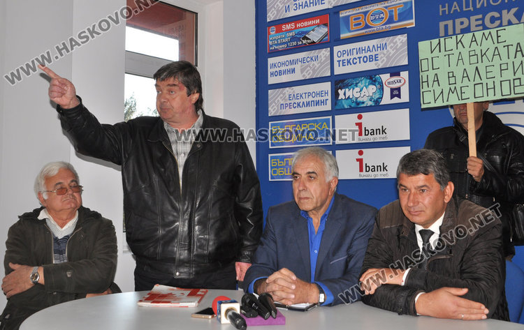 Ангел Божидаров (правият) разобличава лъжите на Валери Симеонов