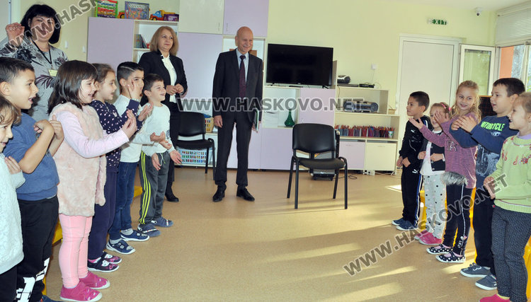 Кметът чете приказка на децата в забавачка 