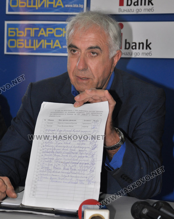 Кръстьо Кръстев показва подписка в негова подкрепа