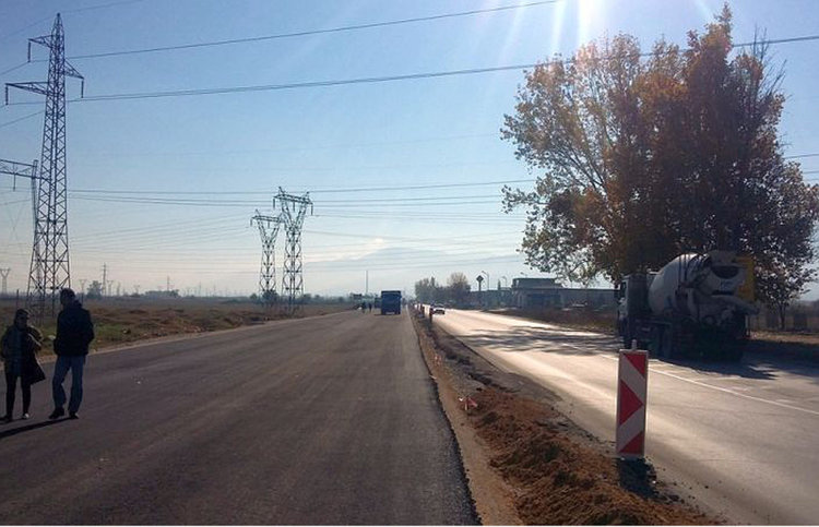 Областният Здравко Димитров инспектира полагането на асфалт по пътя Пловдив - Асеновгад