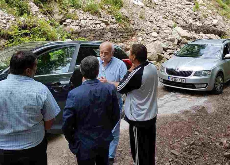 Председателят на Управителния съвет на Агенция „Пътна инфраструктура“ инж. Дончо Атанасов направи оглед на третокласния път III-8611 Белица – Загражден в началото на юни