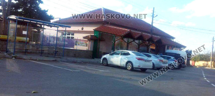 Читатели: Разчертаха паркинг на спирка в Стамболово. Кметът: Местим я