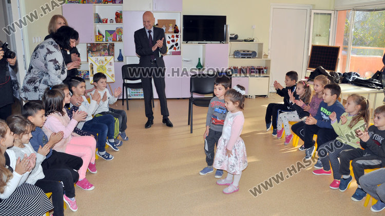 Кметът чете приказка на децата в забавачка 