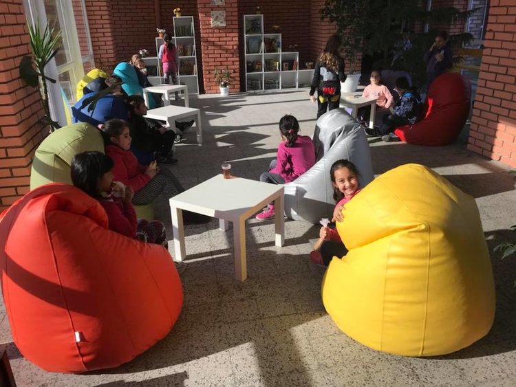 Младоженци превърнаха букетите в детски усмивки