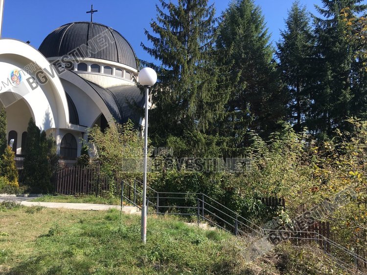 Старото и затворено от години гробище е на метри от храма