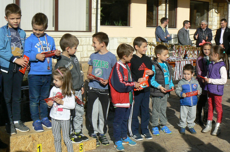 8 медала и купа за трето място за ориентировачите на „Компас 1994”