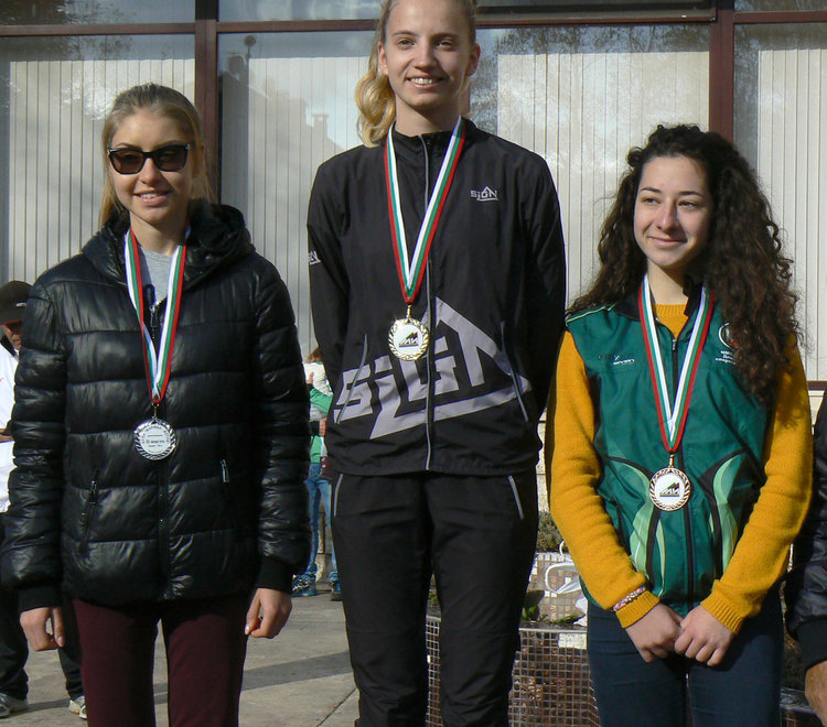 8 медала и купа за трето място за ориентировачите на „Компас 1994”