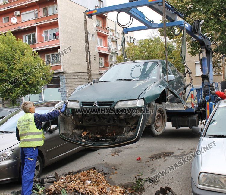 Продължава акцията по прибирането на старите коли в Димитровград, напомниха от Общината