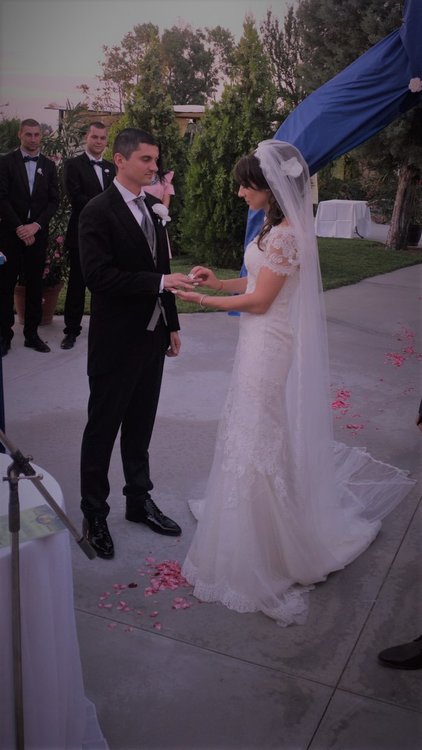 Младоженци превърнаха букетите в детски усмивки