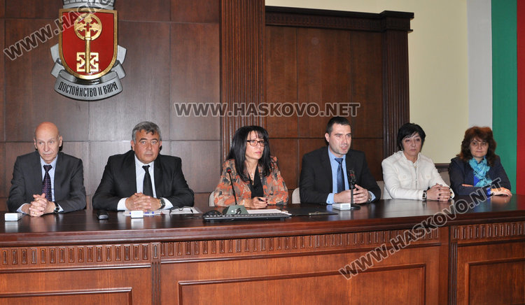  Съдии и прокурори четат лекции на ученици от Царската гимназия