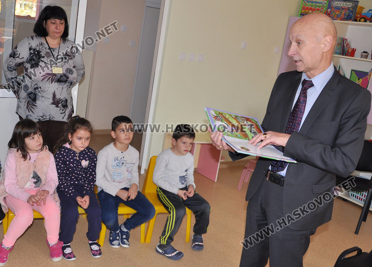 Кметът чете приказка на децата в забавачка 