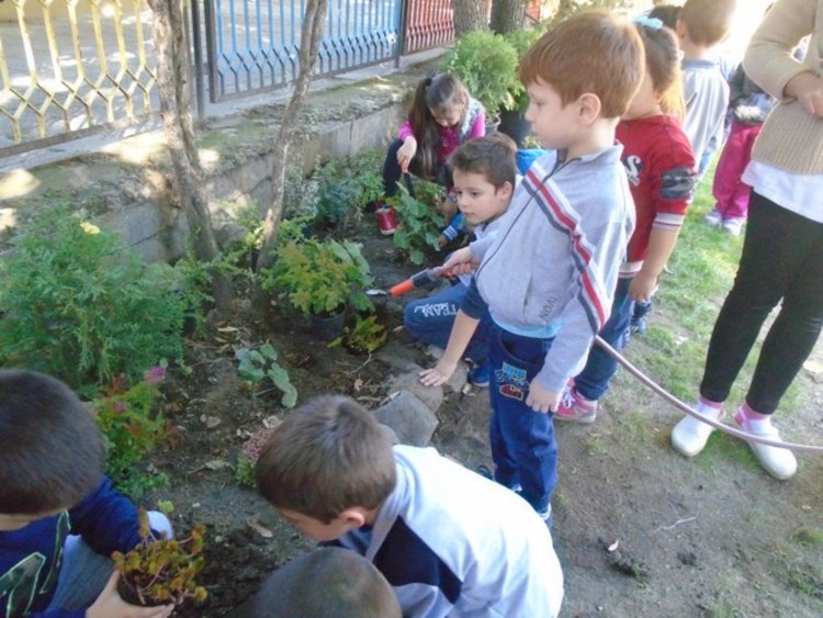 105 деца промениха двора на детската си градина