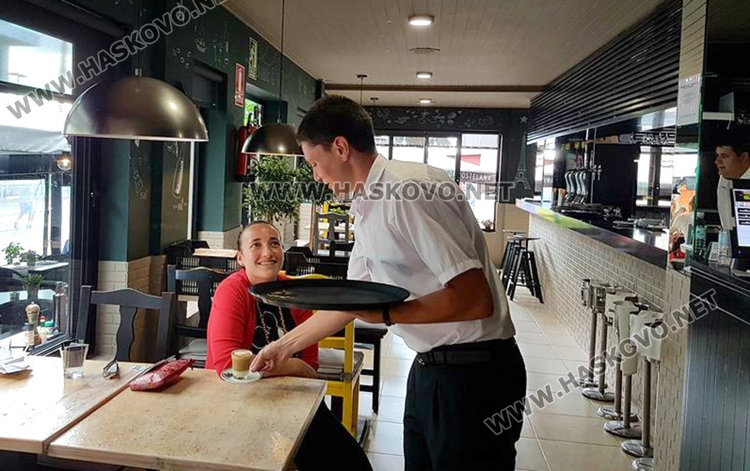 В международните си практики някои се учат на тънкостите на сервитьорстовто