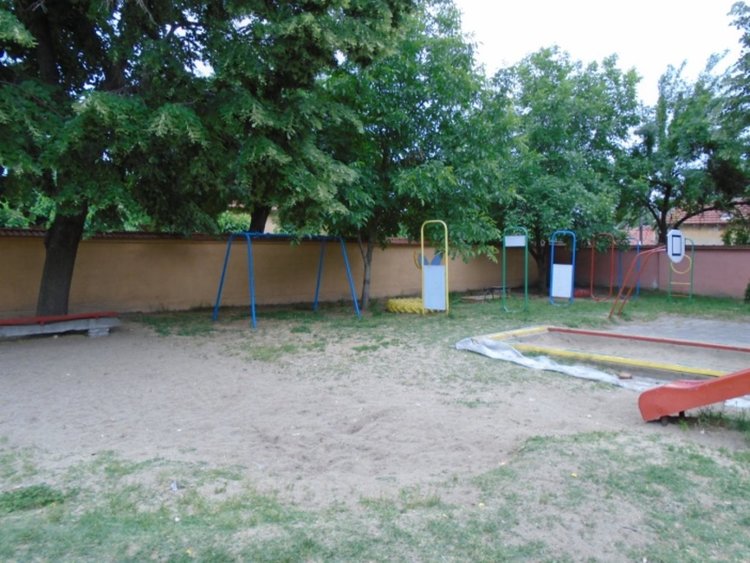 105 деца промениха двора на детската си градина