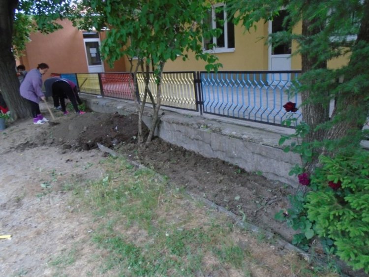 105 деца промениха двора на детската си градина