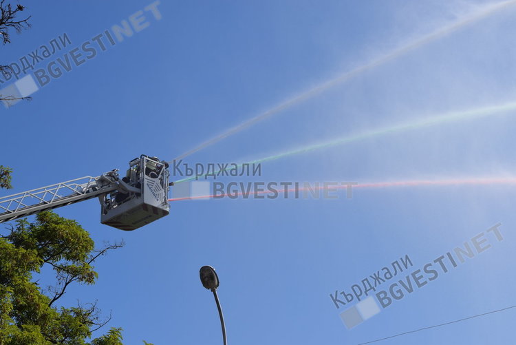 Полицаи прекъснаха опасно селфи на деца,свалиха четири от покрив във „Възрожденци“