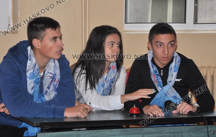 Учениците от 11а клас в играта" Аз обичам България"