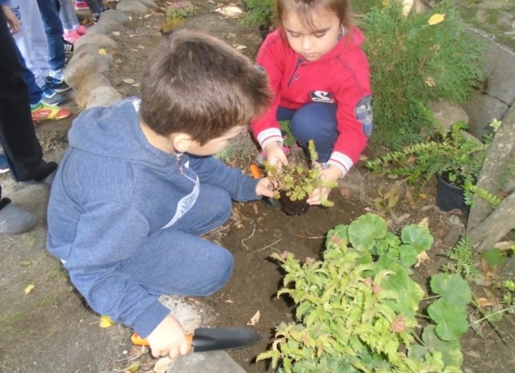 105 деца промениха двора на детската си градина