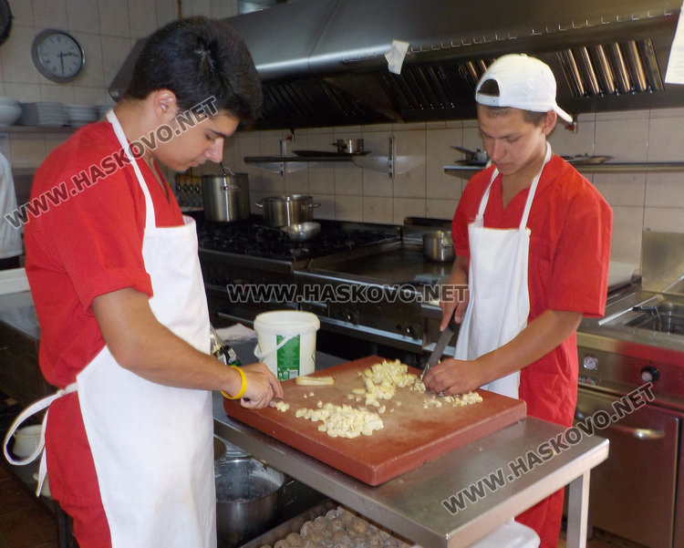 За да станеш добър готвач, в кухнята започваш от рязането и беленето 