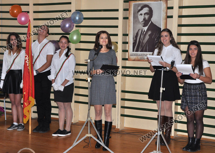 30 ученици от гимназията по туризъм учат занаята в световни дестинации