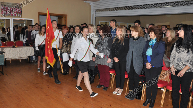 Патронният празник започна с посрещане на знамето