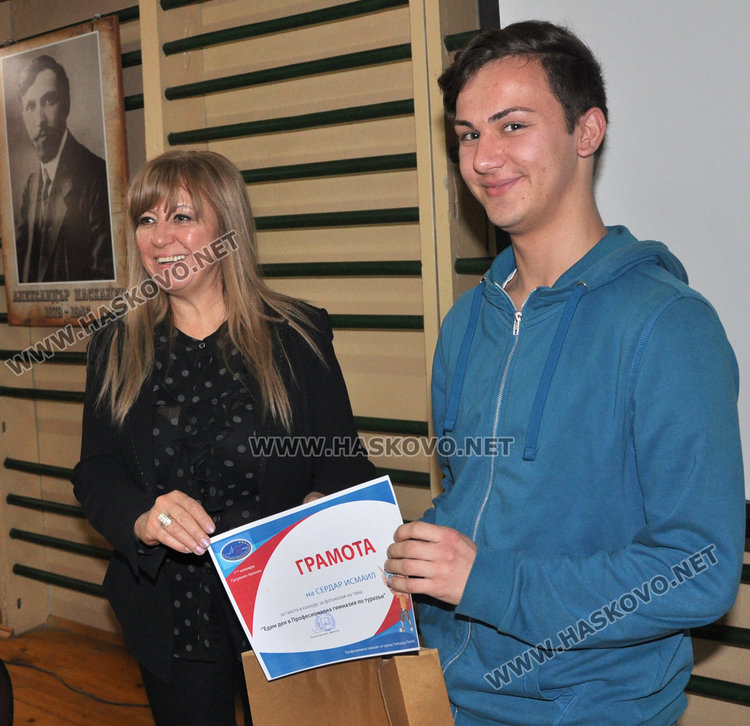 Сердар Гюнай показа в най-интересния клип един ден от живота си като ученик на ПГТ "Ал. Паскалев"