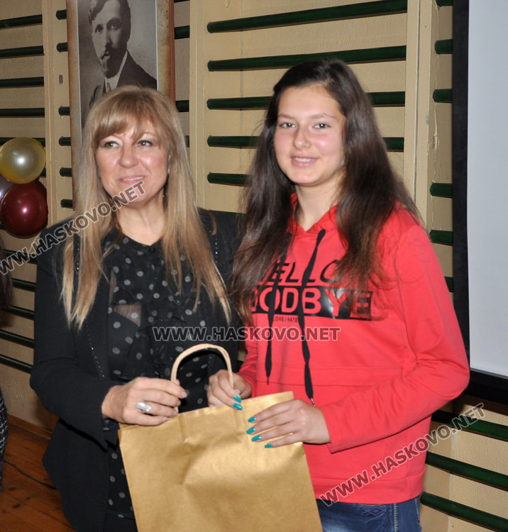 Директорът Пенка Георгиева награди Викторя Минчева за най-добро есе