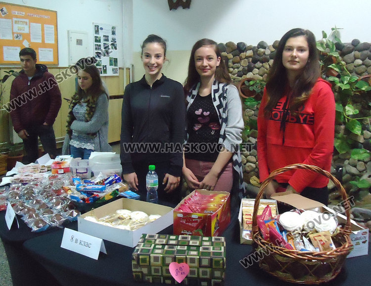По време на Паскалевите дни учениците организираха благотворител базар, от който средствата ще отидат в полза на техни съученици, които се нуждаят от помощ